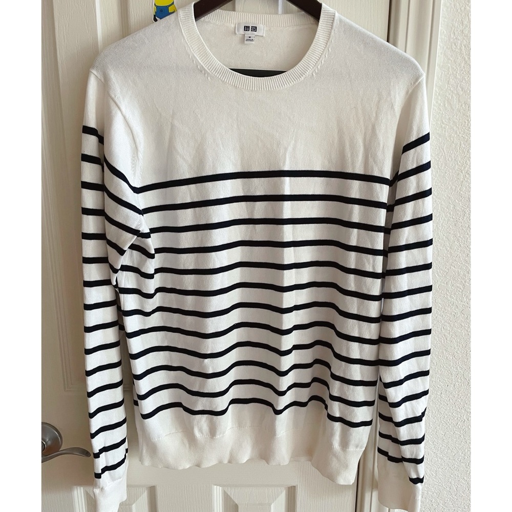Uniqlo black and white sweater for size medium